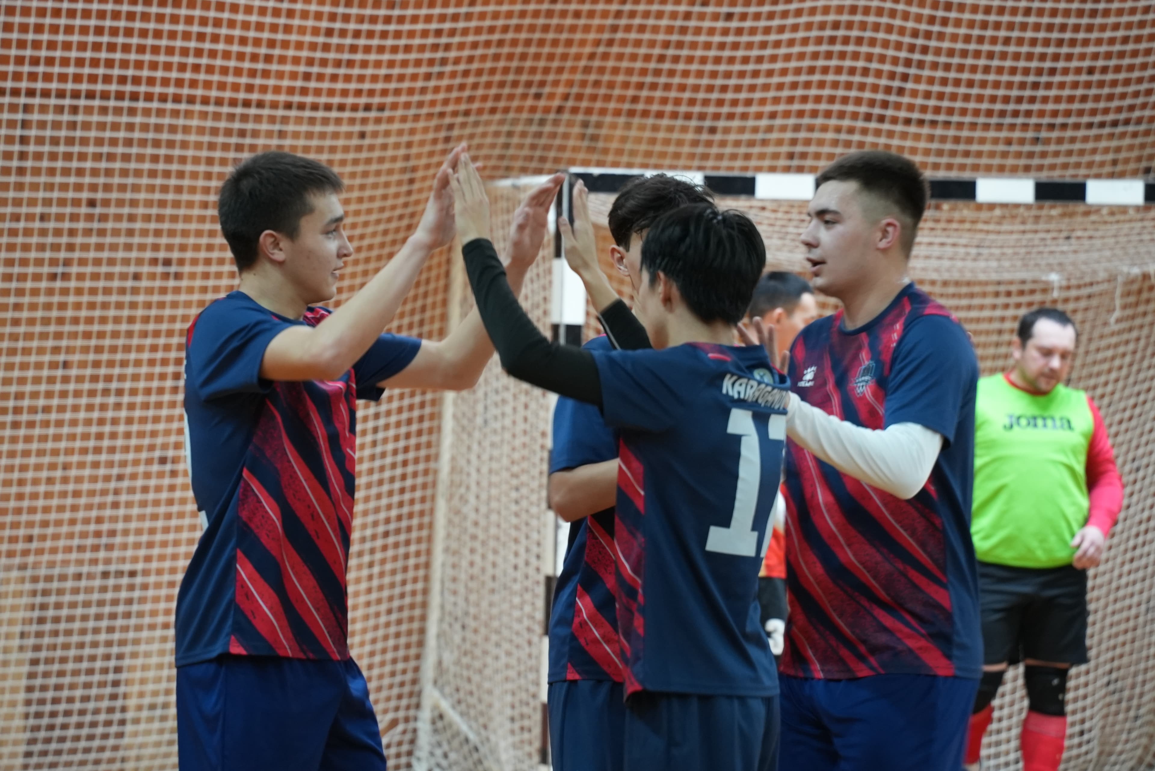 Интрига сохраняется: как прошёл 10-й тур открытого Freedom-первенства по футзалу