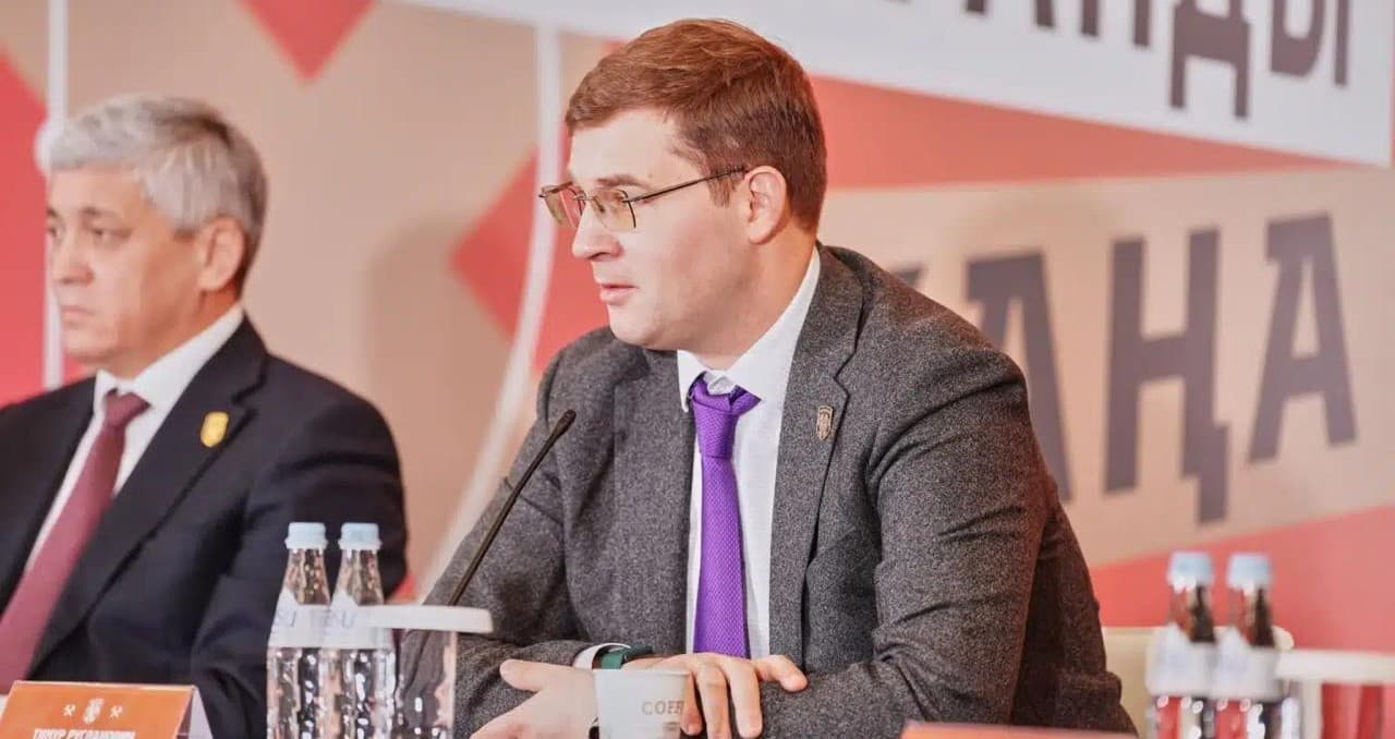 Тимур Турлов выступает на пресс-конференции в Караганде за столом президиума