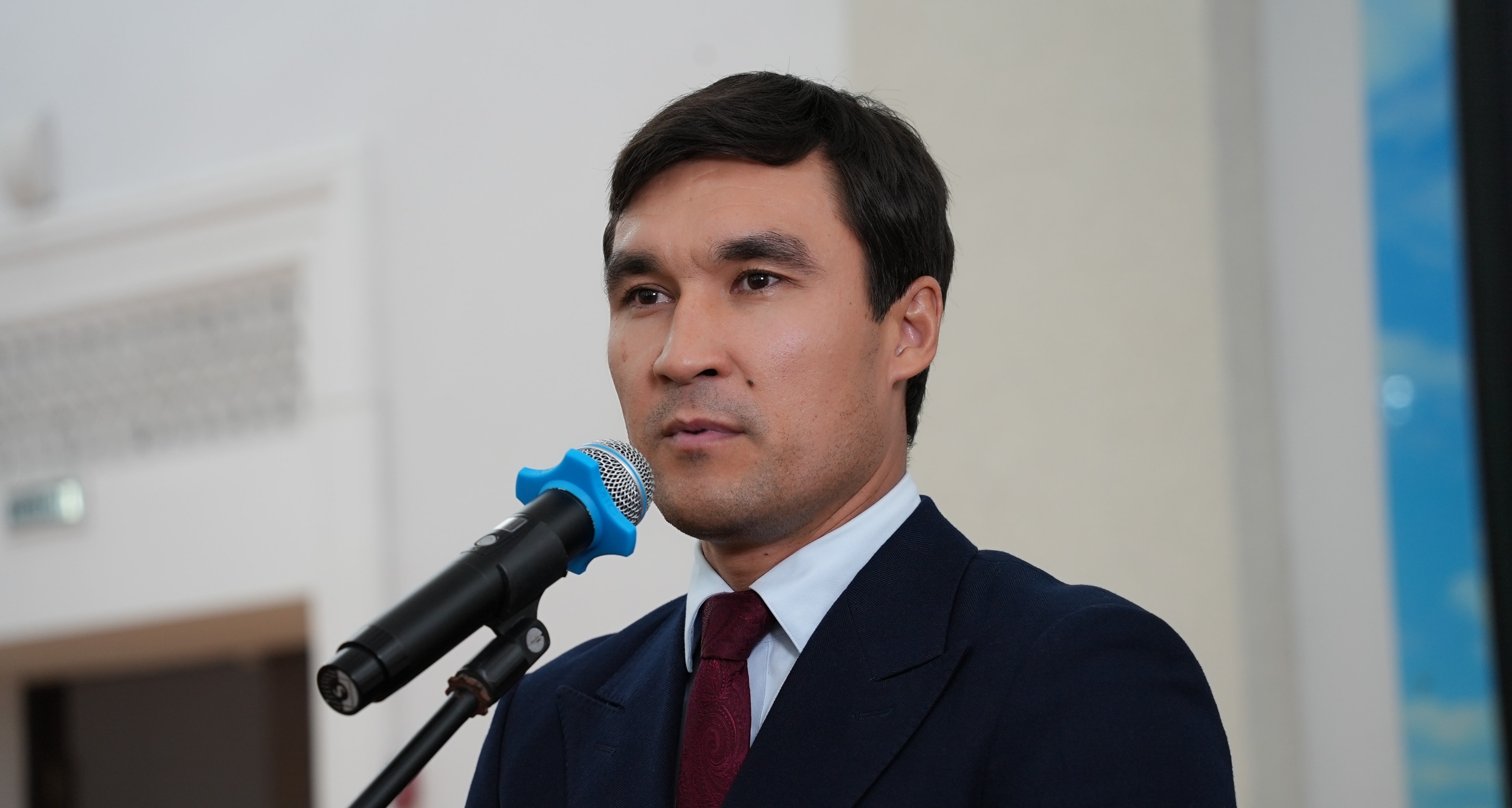 Серік Сәпиев Freedom BFL таныстырылымында микрофон алдында сөз сөйлеуде